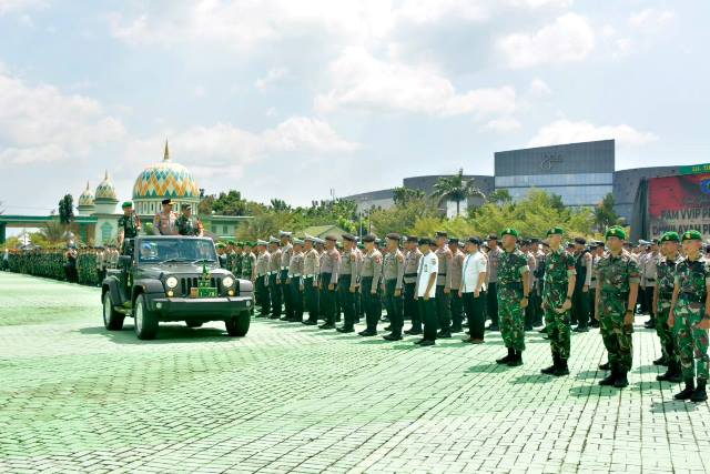 Pangdam XII/ Tpr Mayjen TNI Iwan Setiawan bersama Kapolda Kalbar saat memeriksa pasukan pengamanan kedatangan Jokowi saat apel pasukan, Senin (18/3)