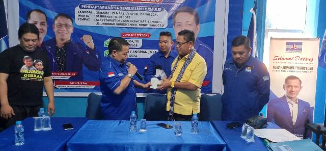 Fransiskus Ason kader Golkar yang mengembalikan berkas pendaftaran ke Partai Demokrat yang diterima langsung Ketua DPC Partai Demokrat Sanggau Usman, Minggu (7/4). Hal ini menunjukan bukti keseriusan Ason untuk maju di Pilkada Sanggau