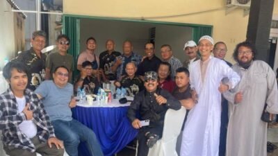 Bruder Stephanus Paiman Ofm Cap mengajak para pengurus Forum Relawan Kemanusiaan Pontianak (FRKP) dan Scooteris Pontianak berkeliling untuk bersilaturahmi lebaran ke sejumlah sahabat diantaranya ke kediaman mantan Dandim Sanggau Letkol lnf Affiansyah, Kamis (11/4). Foto: tmB