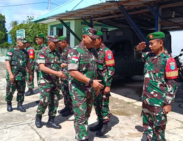 Hari kedua idulfitri, Komandan Korem 121/ABW Brigjen TNI Luqman Arief memberikan motivasi kepada prajurit Satgas Pamtas Yonarmed 16/Tumbak Kaputing dan Koramil Sekayam, Kamis (11/4). Foto: ist/pek