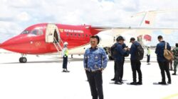Pesawat kepresidenan yang mendarat di Bandara Singkawang waktu lalu diremikan Presiden RI Jokowi. Namun penerbangan yang direncanakan mulai beroperasi pada Kamis (18/4) terpaksa tertunda lantaran Slot Time belum diajukan maskapai. Foto: uck
