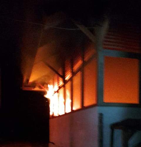 Kantin SMK Negeri 3 Singkawang terbakar. Peristiwa yang terjadi pada Selasa (16/4) tadi malam itu berasal dari showcase pendingin di kantin. Foto: uck
