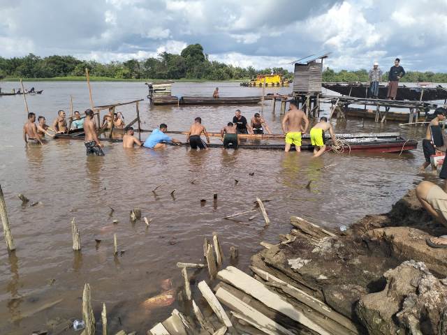 Masyarakat sedang membantu evakuasi sebuah kapal klotok tenggelam di hari kedua Idulfitri pada Kamis (11/4). Kapal hendak menyeberang dari Desa Mekarsari menuju Dusun Zakia Desa Permata Jaya di Kecamatan Sungai Raya. Foto: tmB