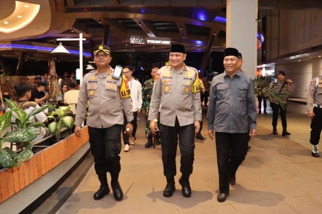 Kapolda Kalbar Irjen Pol Pipit Rismanto didampingi Kapolres Kubu Raya dan Pj Bupati Kubu Raya saat meninjau Pospam Idulfitri di Gaia Mal pada Selasa (9/4) malam