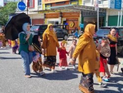 Ratusan Anak TK Karnaval Baju Adat Peringati Hari Kartini