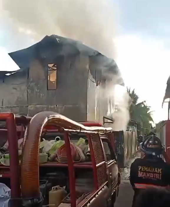 Hasil penyelidikan kepolisian penyebab kebakaran rumah di Gang Asaka Jalan Adisucipto pada Kamis (4/4) sore berhasil terungkap. Ternyata rumah tersebut sengaja dibakar oleh pemilik berinisial IW. Foto: tmB