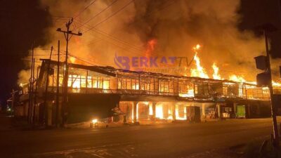 Warga Bodok Kecamatan Parindu di Sanggau tadi malam terkejut begitu mengetahui terjadi kebakaran di Pasar Bodok. Diperkirakan peristiwa itu terjadi sekitar pukul 23.00 WIB. Foto: pek
