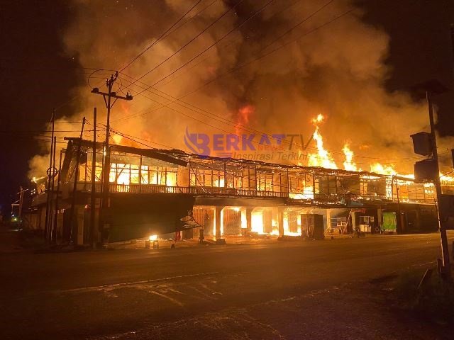 Warga Bodok Kecamatan Parindu di Sanggau tadi malam terkejut begitu mengetahui terjadi kebakaran di Pasar Bodok. Diperkirakan peristiwa itu terjadi sekitar pukul 23.00 WIB. Foto: pek