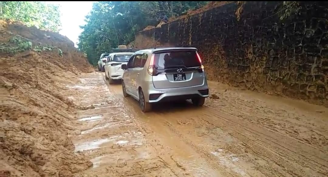 Sejumlah kendaraan bisa melewati jalan setelah material tanah longsor di Batang Lupar berhasil dibersihkan dengan sejumlah alat berat, Jumat (12/4)