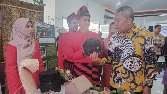 Pj Bupati Kubu Raya Kamaruzzaman meninjau produk kerajinan hasil dari 58 sekolah saat pameran Lokal Karya gemblengan 63 guru penggerak angkatan sembilan, Sabtu (27/4). Foto: dian