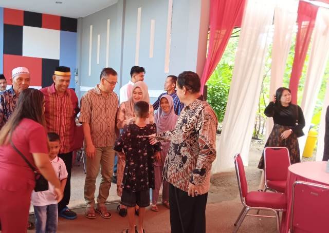 Ketua DPRD Kubu Raya Agus Sudarmansyah didampingi istri menerima tamu saat open house di kediamannya, Jumat (12/4). Agus pun mengajak moment Idulfitri untuk membuang sekat yang sempat terjadi saat pemilu dan menjelang pilkada