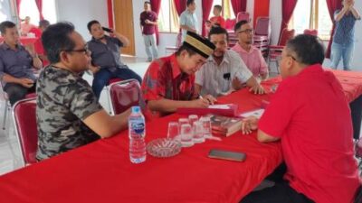Salah satu pendatang baru, Jemain yang merupakan mantan Camat Kapuas mengambil formulir pendaftaran sebagai balon wakil bupati Sanggau ke PDI Perjuangan, Rabu (17/4). Foto: pek