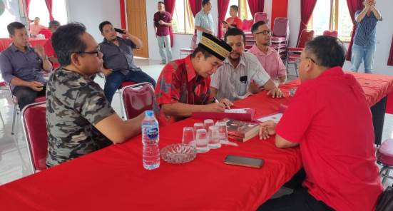 Salah satu pendatang baru, Jemain yang merupakan mantan Camat Kapuas mengambil formulir pendaftaran sebagai balon wakil bupati Sanggau ke PDI Perjuangan, Rabu (17/4). Foto: pek