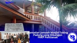 Buka puasa bersama jamaah Masjid Tabing di Sumatera Barat. Masjid ini adalah satu satu hasil karya dari FRKP Pontianak pascagempa bumi Padang yang hingga kini masih kokoh berdiri.