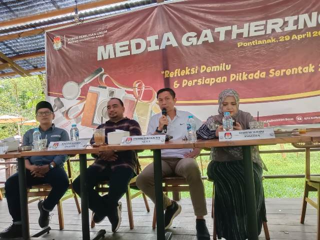 Komisioner KPU Kalbar saat media gathering bersama awak media, Senin (29/4). Salah satu yang menjadi refleksi adalah berkaitan dengan badan ad hoc untuk Pilkada di Kalbar 2024 yang harus kredibel dan berintegritas