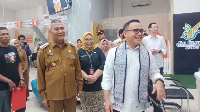 Menteri PAN-RB, Abdullah Azwar Anas didampingi Pj Bupati Kubu Raya Kamaruzaman saat meninjau pelayanan Mal Pelayanan Publik Kubu Raya, Selasa (23/4). Foto: dian