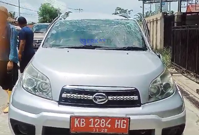 Sekda Kalbar Mohamad Bari akui mobil dinas yang tabrakan di Sui Kunyit Kabupaten Mempawah, Minggu (14/4) tadi pagi memang benar milik Pemprov Kalbar. Foto: tmB