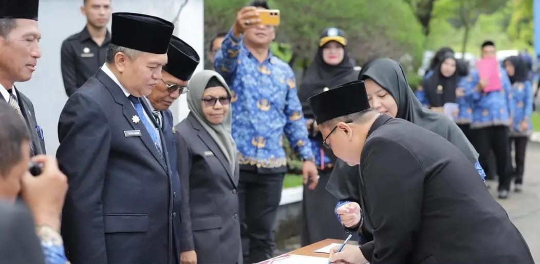 Sekda Kubu Raya Yusran Anizam menyaksikan Kepala OPD di Kubu Raya yang menanda tangani pakta integritas tidak korupsi tepat memperingati Hari Otonomi Daerah, Kamis (25/4). Foto: dian