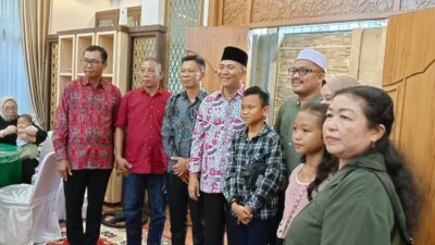 Pj Bupati Kubu Raya Sy Kamaruzaman menerima tamu undangan saat open house Idulfitri di kediaman, Kamis (11/4). Moment Idulfitri ia berharap warga Kubu Raya tetap bersatu