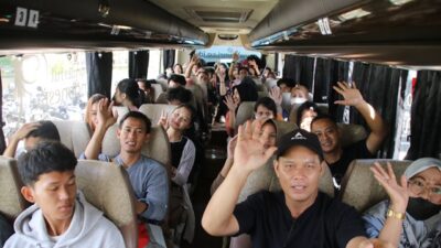 Peserta mudik gratis di Kalbar yang keberangkatannya dilepas oleh Pj Gubernur Kalbar dan Kapolda Kalbar di Lapangan Januraga Polda Kalbar, Jumat (5/4). Tahun ini kuota mudik gratis sebanyak 1.700 orang dengan jumlah armada 40 bus