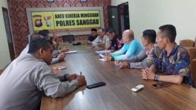 PHBI Sanggau rapat terkait pelaksanaan salat idulfitri 1445 Hijriah di Halaman Kantor Bupati Sanggau, Senin (8/4). Foto: pek