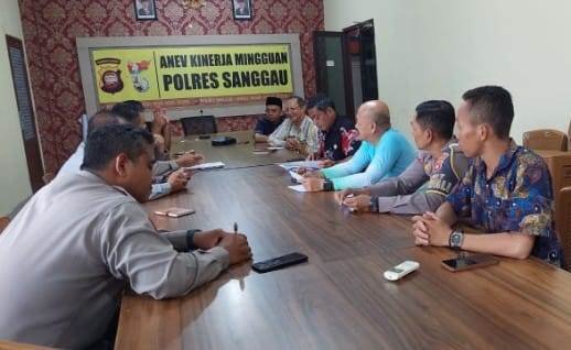 PHBI Sanggau rapat terkait pelaksanaan salat idulfitri 1445 Hijriah di Halaman Kantor Bupati Sanggau, Senin (8/4). Foto: pek