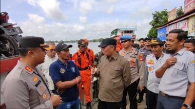 Pj Bupati Kubu Raya Kamaruzaman dan Kapolres Kubu Raya AKBP Wahyu Jati Wibowo saat meninjau kesiapan mudik di Pelabuhan Rasau Jaya, Sabtu *=(6/4). Keduanya kompak membantah KMP Kubu Raya tabrakan dengan tongkang namun hanya disebut bersenggolan saja. Foto: tmB