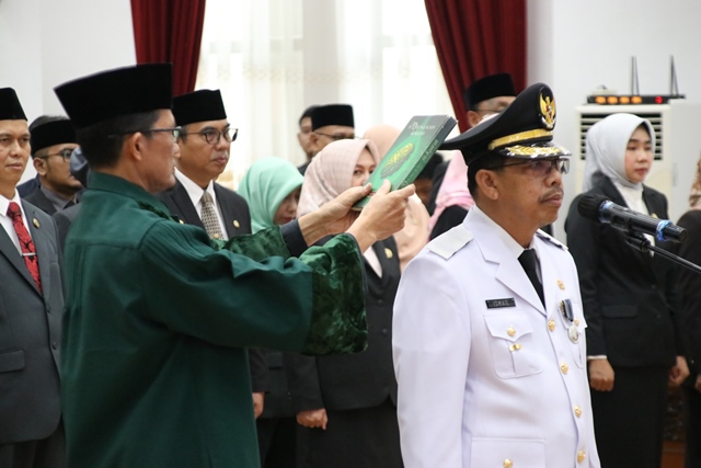 Sekda Mempawah Ismail dilantik sebagai Pj Bupati Mempawah oleh Pj Gubernur Kalbar Harrison, Selasa (16/4). Harrison pun mengingatkan Ismail untuk peka terhadap berbagai permasalahan di lapangan