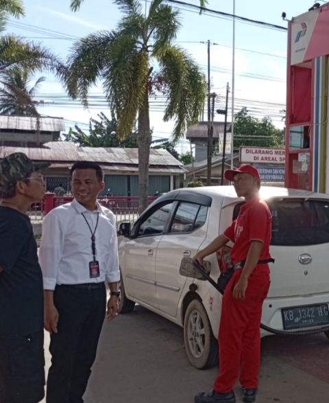 Polres Singkawang menurunkan personelnya untuk mengawasi ketat seluruh SPBU di Singkawang. Foto: uck