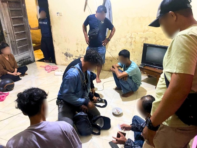 Pengedar sabu yang kerap dijual untuk nelayan di Kubu berhasil ditangkap Tim Opsnal Sat Narkoba Polres Kubu Raya di rumah kontrakannya di Sungai Raya pada Kamis (18/4) malam. Saat ditangkap ia mencoba sembunyikan barang bukti sabu 6,13 gram di dalam helm. Foto: ist/tmB