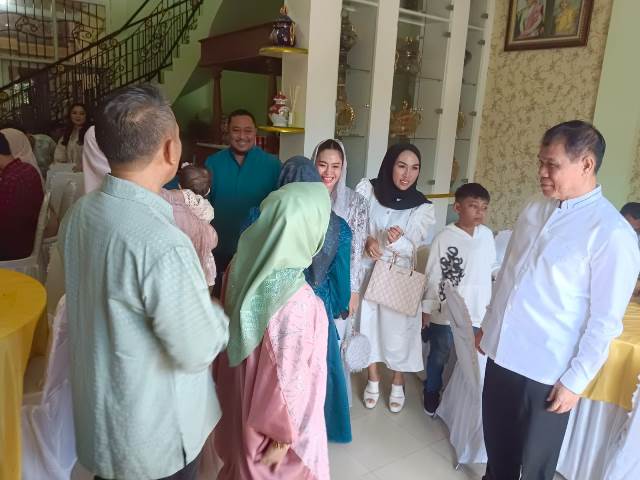 Wakil Ketua DPRD Kalbar Prabasa Anantatur menerima tamu saat open house di kediaman Jalan Parit II, Minggu (14/4). Prabasa berharap moment Idulfitri dapat mencairkan suasana politik pascapemilu