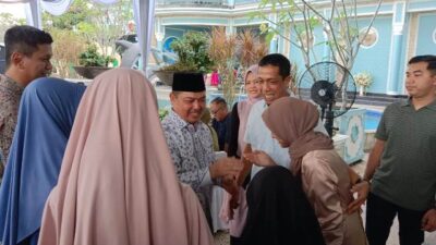 Mantan Wakil Gubernur Kalbar Ria Norsan menerima tamu saat open house di kediamannya, Sabtu (13/4)