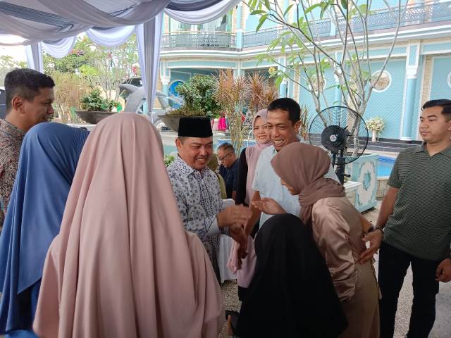 Mantan Wakil Gubernur Kalbar Ria Norsan menerima tamu saat open house di kediamannya, Sabtu (13/4)