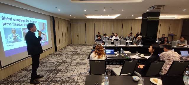 Direktur RSF Biro Asia Pasifik, Cedric Alviani saat memaparkan tentang Sertifikasi JTI (Journalism Trust Initiative) yang diluncurkan pada Jumat (26/4). Reporters Without Borders (RSF) menggandeng Asosiasi Media Siber Indonesia (AMSI) mendorong sertifikasi JTI bagi media online di Indonesia.Foto: ist/tmB