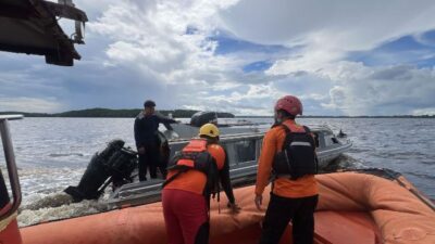 Speedboat Terombang Ambing di Perairan Kayong Utara