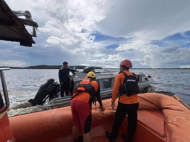 Tim SAR gabungan berhasil mengeavakuasi speedboat yang terombang - ambing di perairan Kayong Utara, Kamis (4/4)