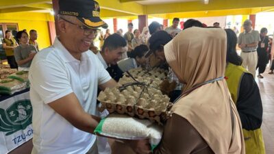 Pj Wali kota Singkawang Sumastro membagikan paket lebaran dari Yayasan Buddha Tzu Chi Indonesia yang menyiapkan sebanyak 500 paket