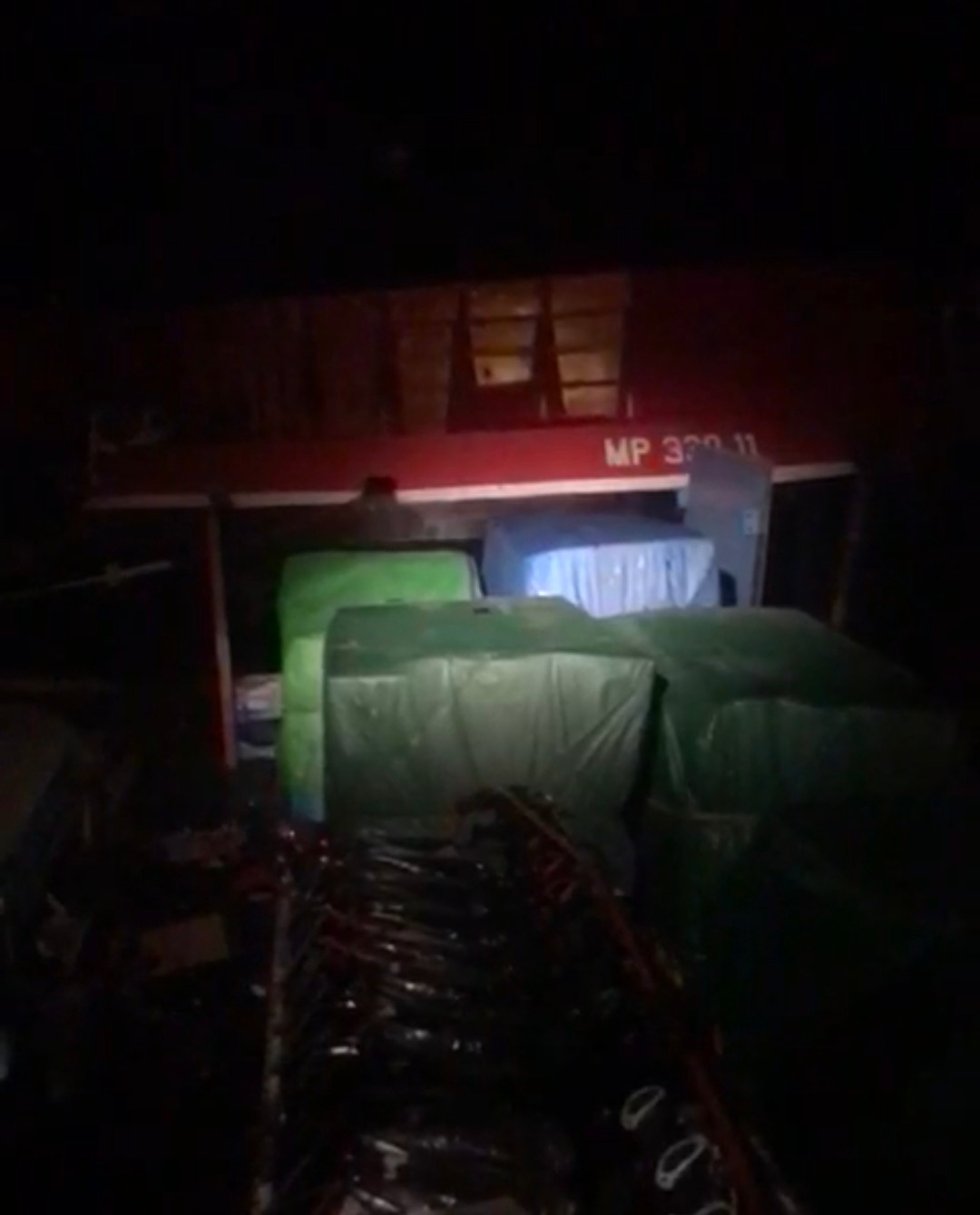 Sebuah kapal ferry dengan nama KMP Kubu Raya tabrak tongkang di sekitar perairan Kecamatan Kubu pada Jumat (5/4) tadi malam. Foto: tangkapan layar ss video