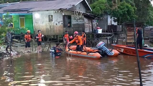 Tim SAR gabungan sedang masih mencari seorang wanita berinisial L (30) yang tiba-tiba hilang di Sui Kapuas, Minggu (14/4) tadi pagi. Foto: pek