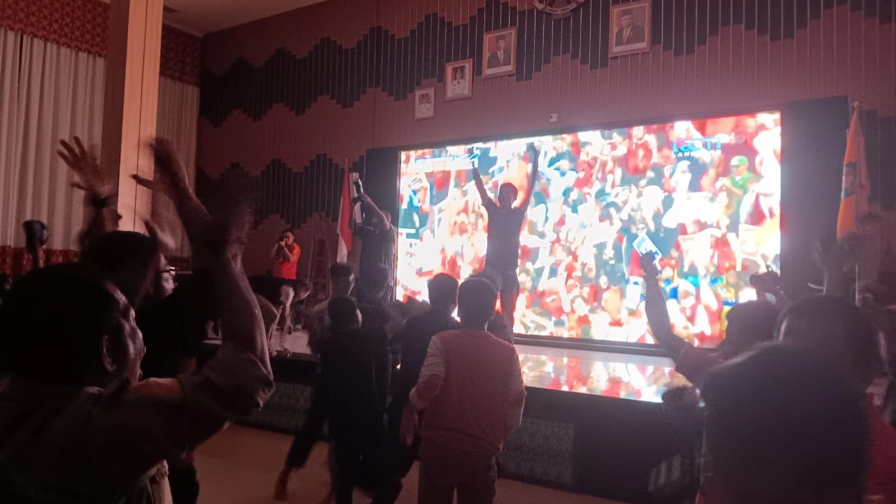 Penonton yang gembira ketika Timnas Indonesia U-23 berhasil membobol gawang Uzbekistan saat pertandingan semifinal, Senin (29/4). Namun, akhirnya kecewa lantaran wasit menganulir gol tersebut dikarenakan offside. Foto: dian