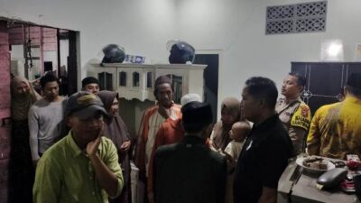 Warga dan keluarga sedang berkumpul usai salah satu anggota DPRD Kubu Raya dari Fraksi PKS, Zabur meninggal dunia akibat kesetrum listrik, Selasa (23/4) sore di rumahnya di Parit Arjuna Dusun Arjuna Desa Lingga Kecamatan Sungai Ambawang. Foto: tmB