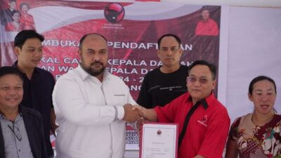 Calon legislatif (caleg) terpilih dari Partai Nasdem Zulkarnaen menyatakan niatnya untuk maju di Pilkada Sanggau 2024 dengan mengambil formulir pendaftaran pilkada ke PDI Perjuangan Sanggau, Senin (22/4). Foto: pek