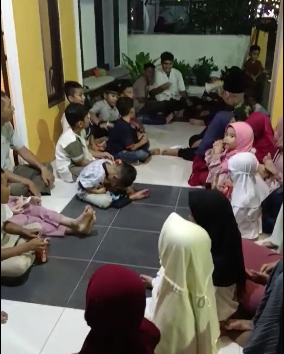 Tradisi nanggok saat takbir keliling menyambut Hari Raya Idulfitri hingga kini masih dilestarikan oleh anak-anak di Kubu Raya, Selasa (9/4) malam. Foto: tmB