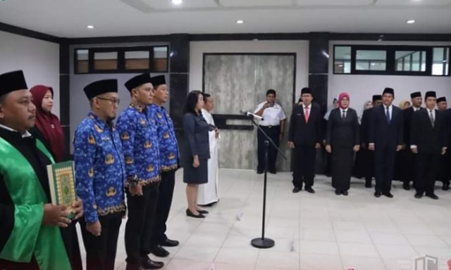 Pj Wali kota Singkawang Sumastro mutasi dan melantik tujuh pejabat administrator di lingkungan Pemkab Singkawang. Foto: uck