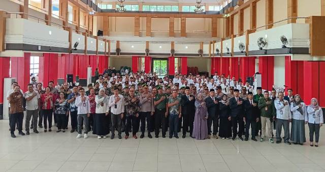 Sebanyak 75 orang PPK di Sanggau dilantik oleh Ketua KPU Sanggau, Kamis (16/5). Foto: pek