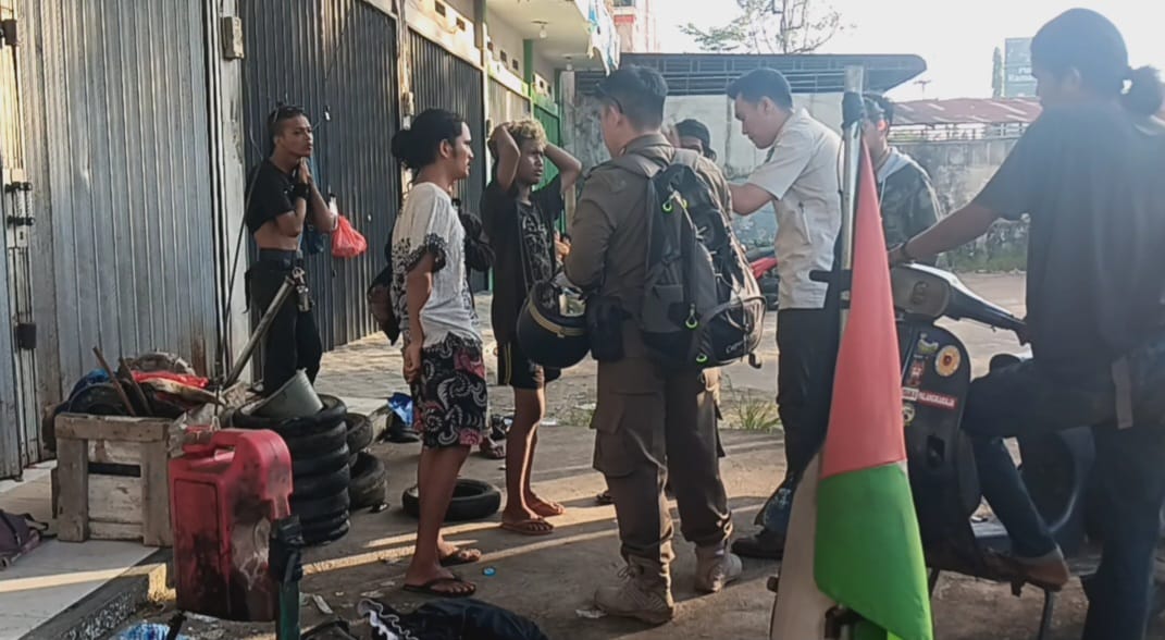 Anak punk yang terjaring razia petugas gabungan pada Selasa (30/4) di simpang lampu merah Desa Kapur. Keberadaannya ditolak warga lantaran dianggap meresahkan apalagi diiantaranya berasal dari luar Kalbar