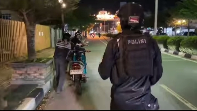 Sekelompok remaja yang akan melakukan aksi balap liar kocar kacir begitu mengetahui razia oleh patroli Perintis Shabara Polres Singkawang. Namun, akhirnya dua orang berhasil diamankan di Jalan Diponegoro pada Minggu (19/5) dinihari. Foto: uck