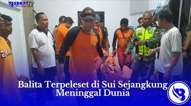 Setelah tiga hari dilakukan pencarian, akhirnya jasad Khairy, balita yang terjatuh di Sungai Sejangkung Zakra berhasil ditemukan oleh tim SAR gabungan dibantu warga, Kamis (30/5).Foto:ist/SAR/tmB