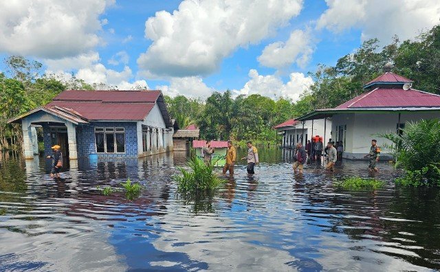 Forkompincam yang terdiri dari Kapolsek Sui Ambawang, IPTU Raimundus Nonnatus Gawe, Camat Sui Ambawang, Jurin, Danramil Sui Ambawang diwakili Babinsa Pasak Piang, Sertu Abdul Rahman; Bhabinkamtibmas Desa Pasak Piang, Aipda Gede Sujana melakukan pemantauan banjir di Dusun Kalimantan Desa Pasak Piang Kecamatan Sui Ambawang. Foto: tmB