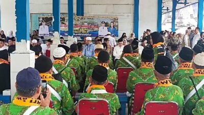 Bupati Melawi Dadi Sunarya Usfa Yursa. saat melepas 103 calon jemaah haji Melawi pada Senin (27/5) yang diberangkatkan ke tanah suci Mekah. Foto: tmB